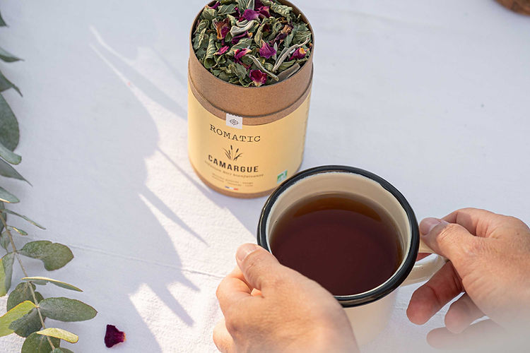 Prise en main d'une tasse d'infusion bio CAMARGUE de la marque ROMATIC