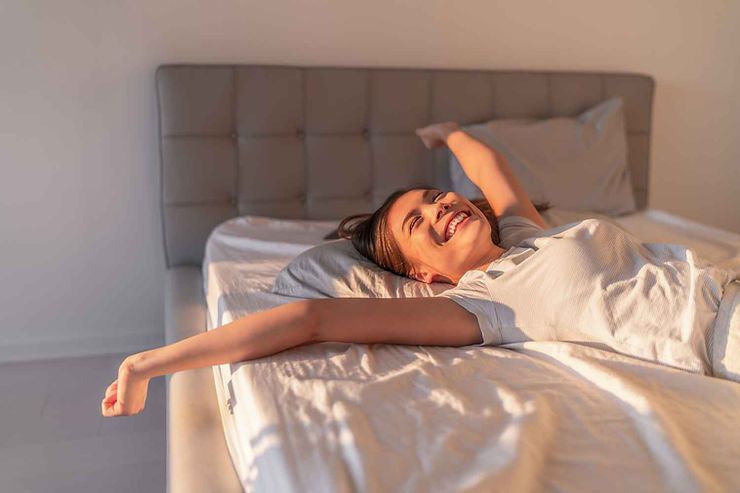 Femme qui se réveille avec le sourire