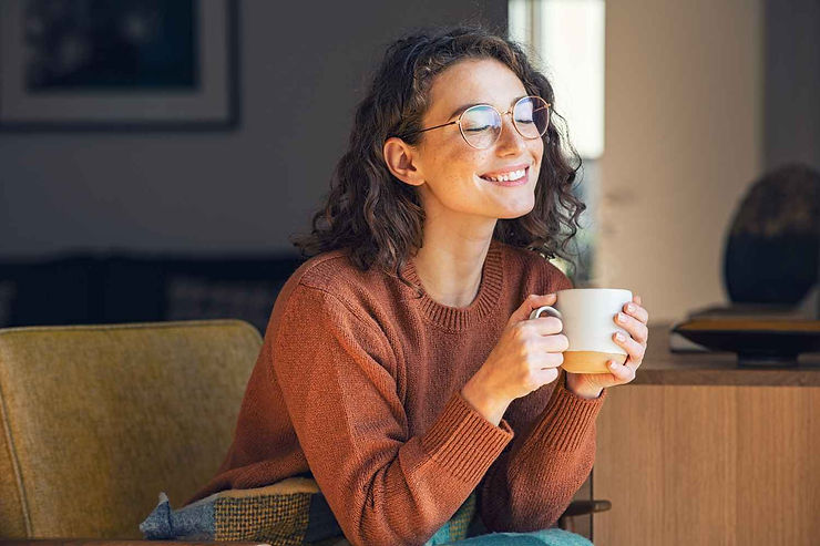 Femme qui boit une tisane ROMATIC pour le cycle menstruel et l'humeur
