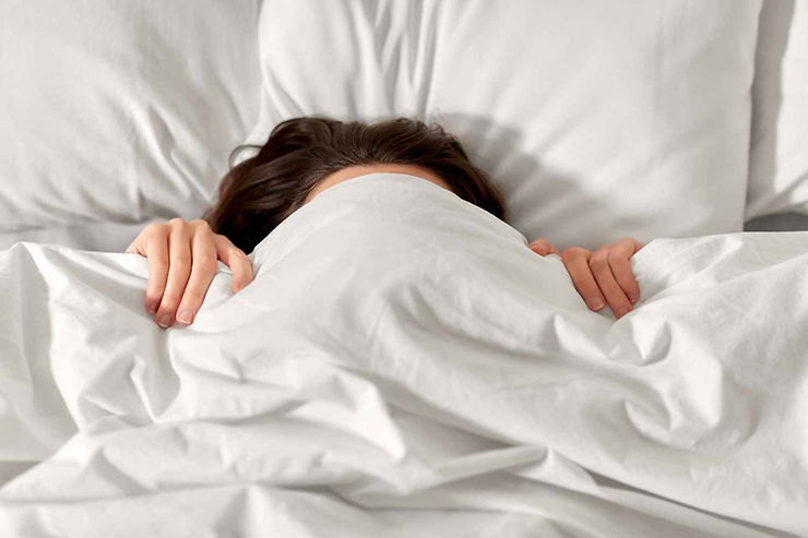 Femme caché sous sa couette
