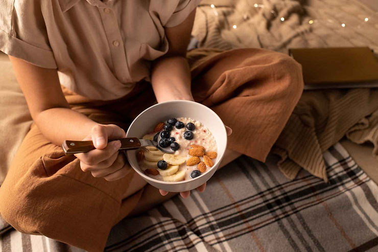 Femme qui prend un petit déjeuner