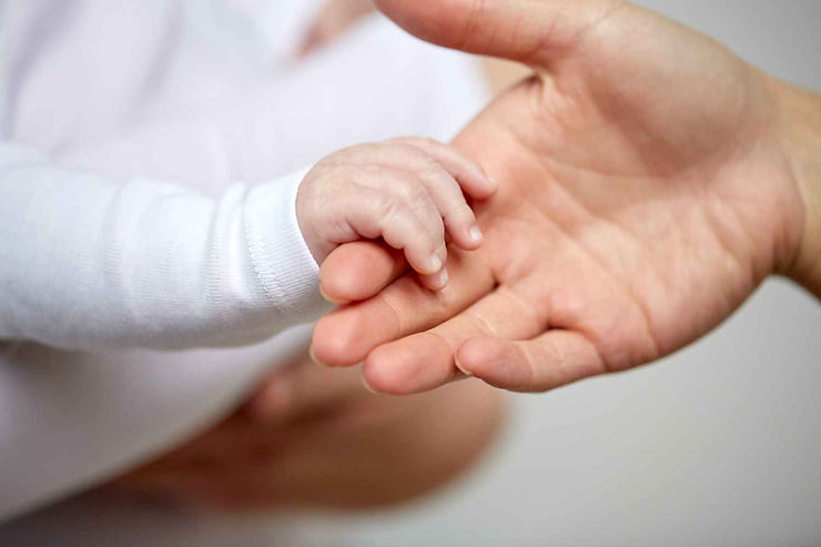 Mains de maman et bébé