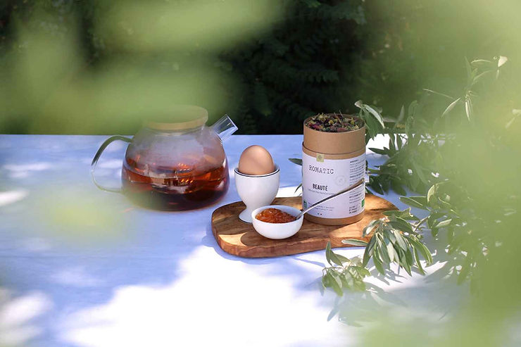 Théière de tisane sur une table dans le jardin