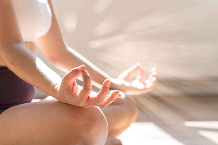 Femme qui pratique la méditation