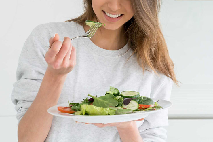 Femme qui mange une salade