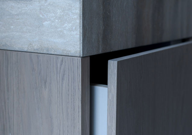 maatwerk badkamermeubel eiken met travertin blad