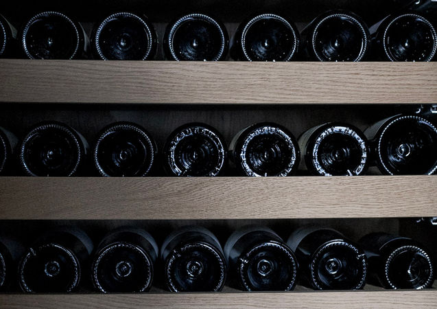 maatwerk wijnkast in wijnkamer grachtenpand gouda