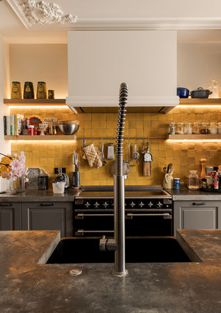 Maatwerk keuken met betonnen werkblad, klassieke paneeldeuren en eiken planken
