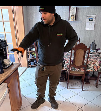 Exterminateur donnant des détails sur l’infestation
