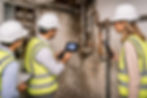 Inspección especializada de instalaciones en una propiedad para detectar sistemas obsoletos y riesgos ocultos antes de una inversión.