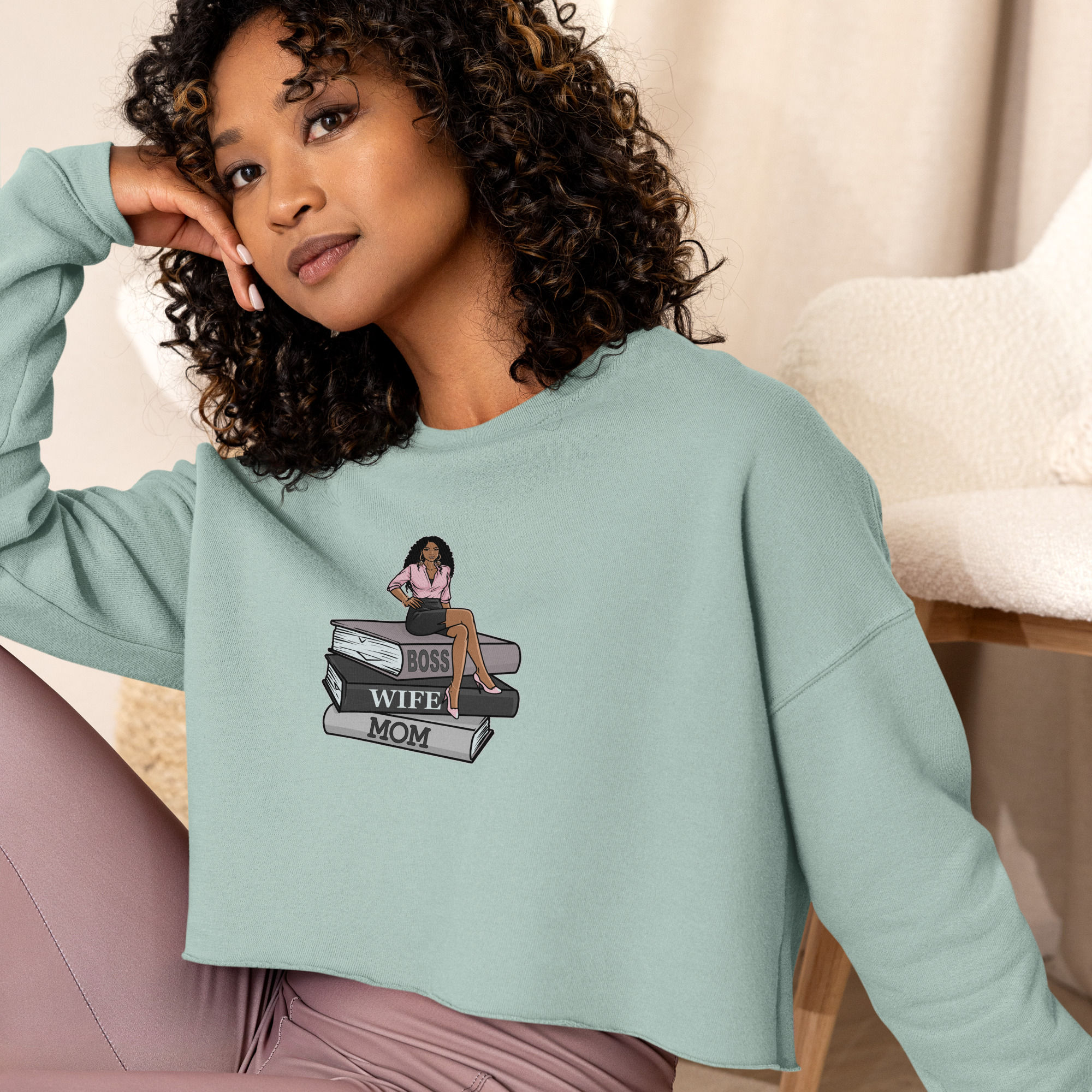 Zaedons Womens Crop Sweatshirt Boss Wife Mom Print