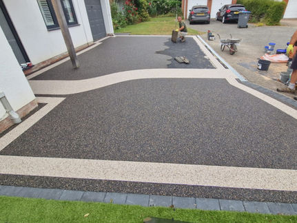 Dual coloured resin drive area