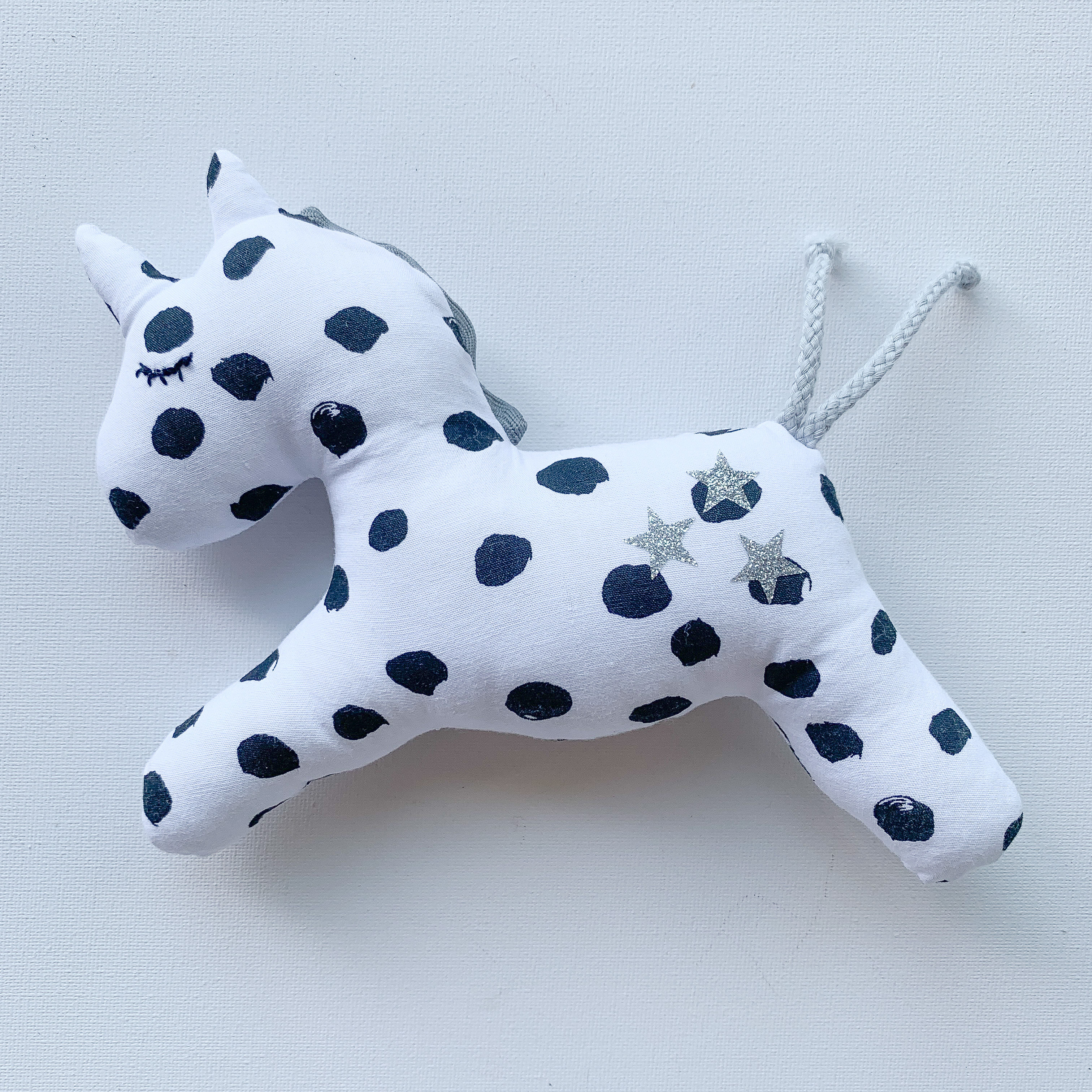 Einhorn-Rassel kleiner Onkel Punkte gross grau mit silbernen Sternen