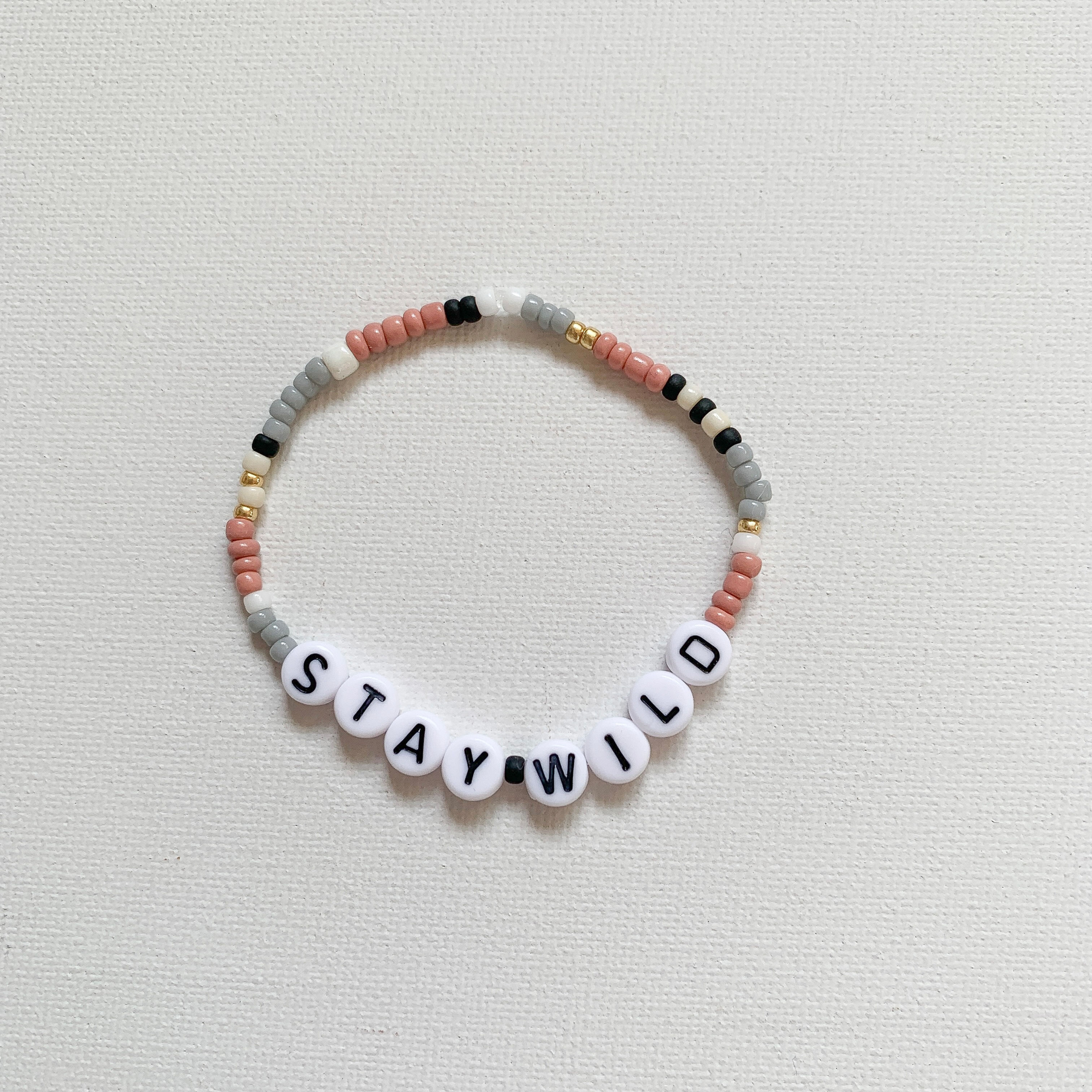 Armband "STAY WILD", rosa/crème/grau/schwarz