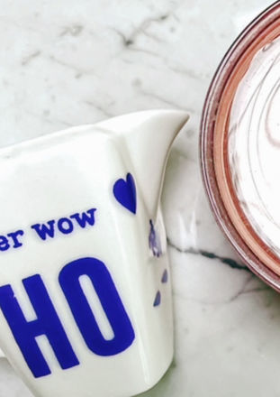 Marmeren tafelblad met een Delftsblauw melkkannetje met moderne twist van Werkwarenhuis.