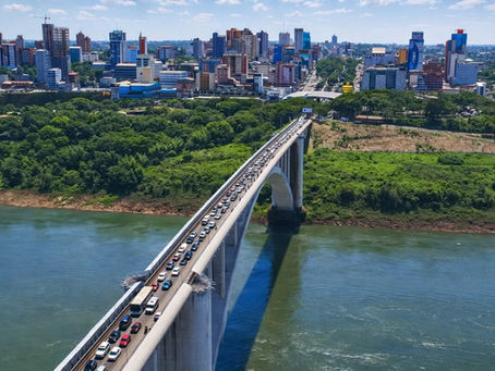 Vista panorâmica de Ciudad del Este, no Paraguai, com a Ponte da Amizade e os prédios da cidade.