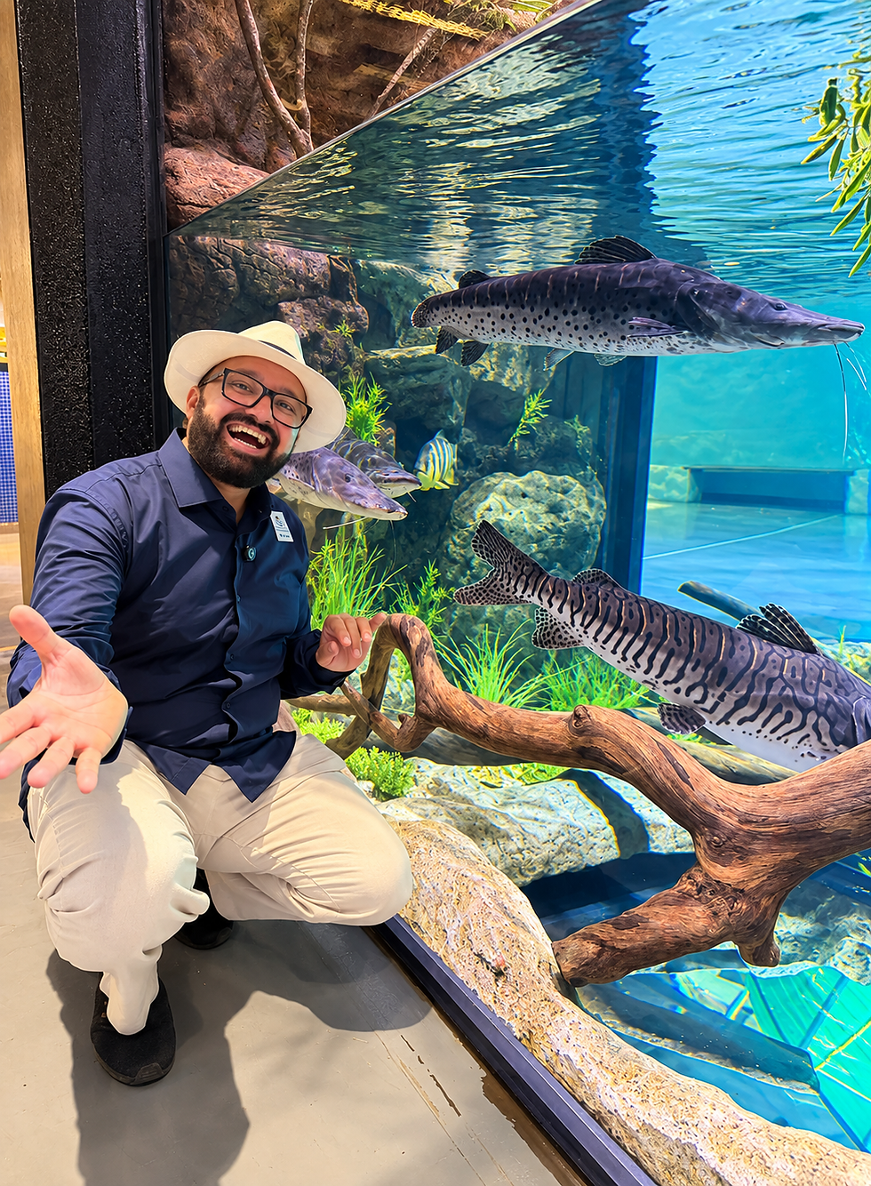 Anderson observando uma exposição de peixes de água doce no AquaFoz, em Foz do Iguaçu, durante visita da Revista EDVD.