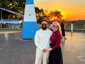 Anderson e Marta durante o pôr do sol no Marco das Três Fronteiras, em Puerto Iguazú, Argentina.