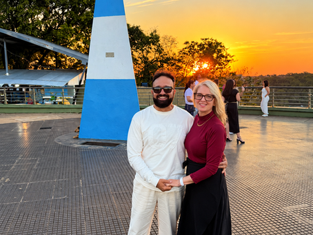 Anderson e Marta durante o pôr do sol no Marco das Três Fronteiras, em Puerto Iguazú, Argentina.