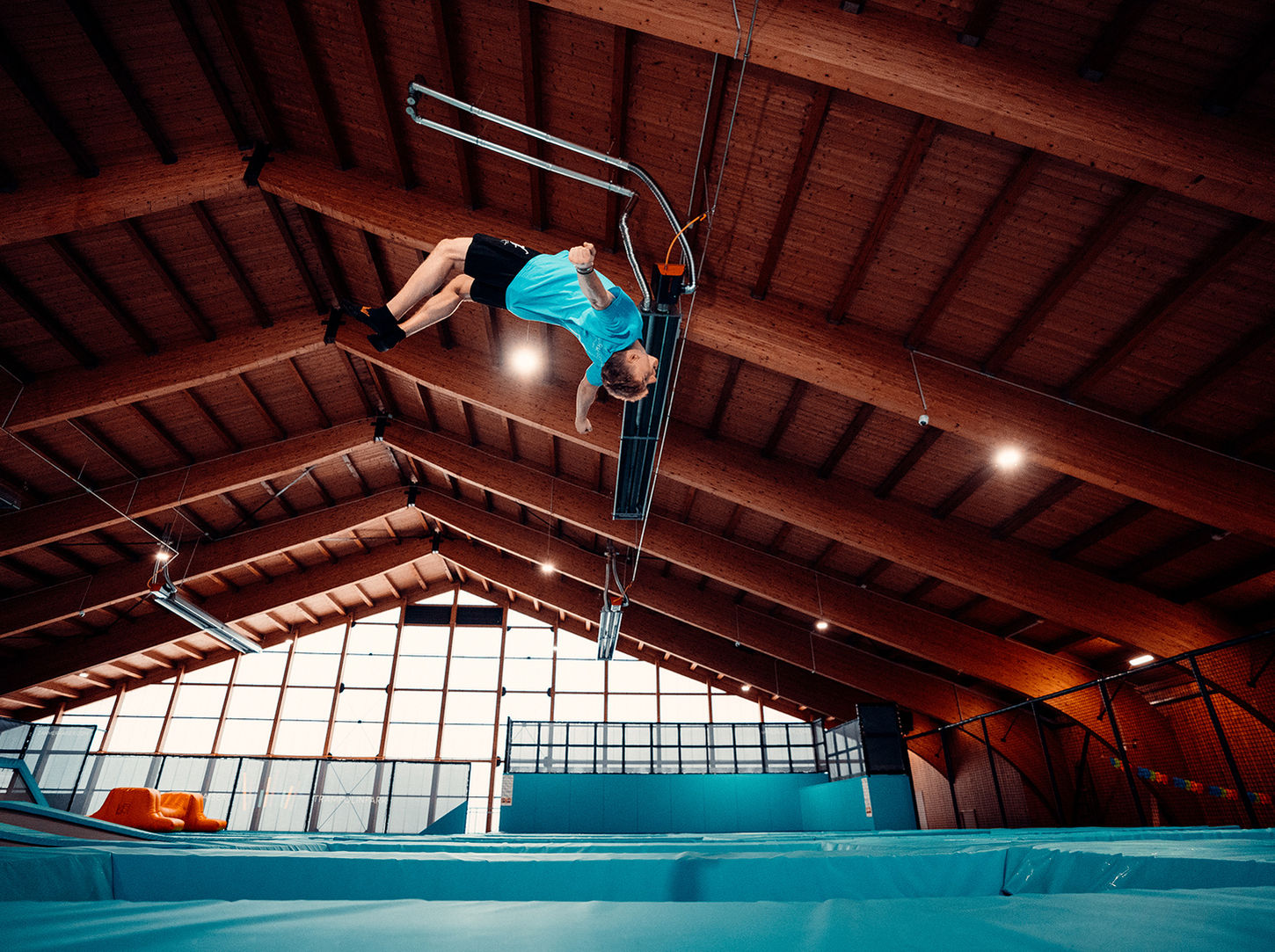 Saltos in der Trampolinhalle