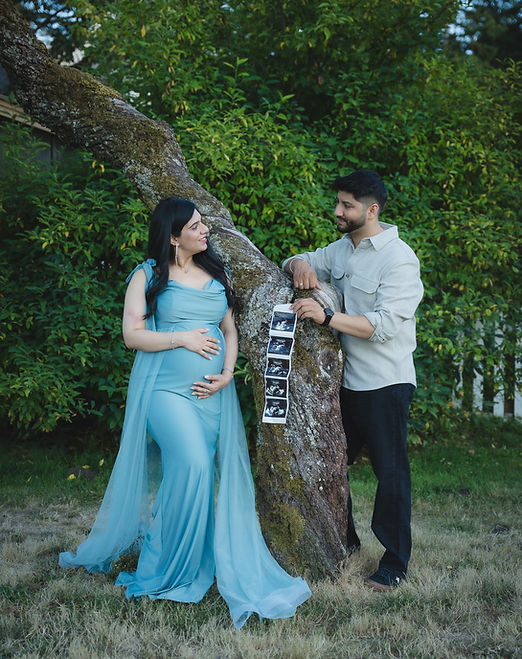 Best location for maternity session in White Rock - Elgin Park - Couple's maternity photos with sonogram - maternity dress