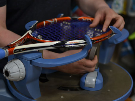 Професійна перетяжка струн для тенісних, сквош та бадмінтонних ракеток у Modena Sport. Якісний сервіс, великий вибір струн і швидке обслуговування на проспекті Берестейському 68/1.