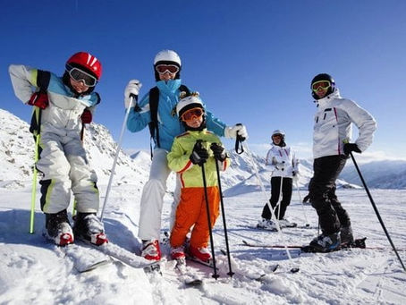 Гірськолижний відпочинок у горах — лижник на засніженому схилі з сучасним спорядженням