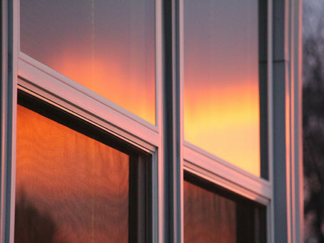 Spec-Grade vs Custom-Grade Windows for Corbeil Builds: Budget, Lead Times