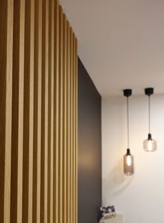 tasseaux bois, tete de lit, chambre ado, contrastes, matières naturelles