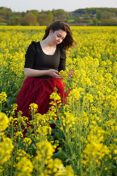 portrait d'une jeune fille dans un champ de colza