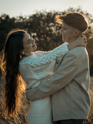 Couple complice lors d'un shooting photo au coucher du soleil