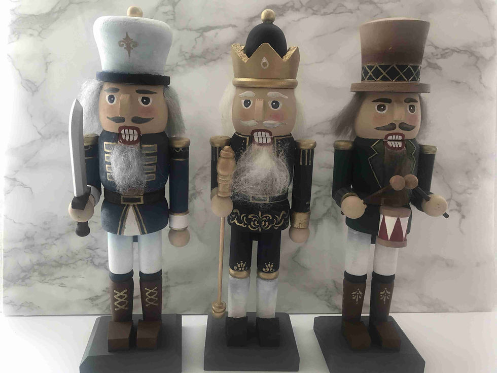 トールペイントのくるみ割り人形