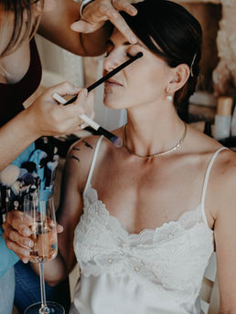 Makeup e acconciatura romantica per sposa e matrimonio, destination wedding in Italia, di Luna Colavolpe.