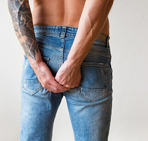 un homme de dos qui semble avoir mal au cul