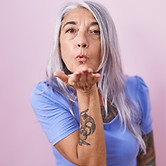 Une femme d'âge mur qui envoi un baiser
