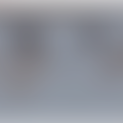 Couple illustrant la déconnexion et l'isolement numérique au sein d'une relation amoureuse, chacun absorbé par son téléphone portable au lit.