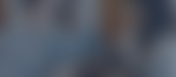 Collègues de bureau en discussion tendue, illustrant les conflits relationnels et le manque de communication en entreprise.