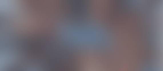 Groupe diversifié de personnes collaborant et riant ensemble dans un espace de travail inclusif