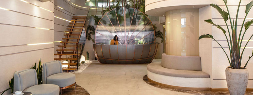 Moderner Wartebereich einer Klinik für Haartransplantation und ästhetische Medizin in der Türkei mit luxuriösem Ambiente.