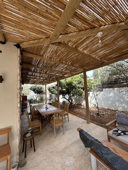 פרגולת עץ מלא מאקליפטוס טבעי וקירוי הצללה מעץ במבוק בחצר בית פרטי, מבט פנימי לקונסטרוקציית הפרגולה