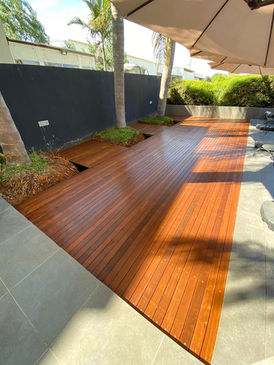 רצפת דק מעץ איפאה, לוחות איפא 7 ס״מ משומנים, לצד בריכה בחצר בית פרטי