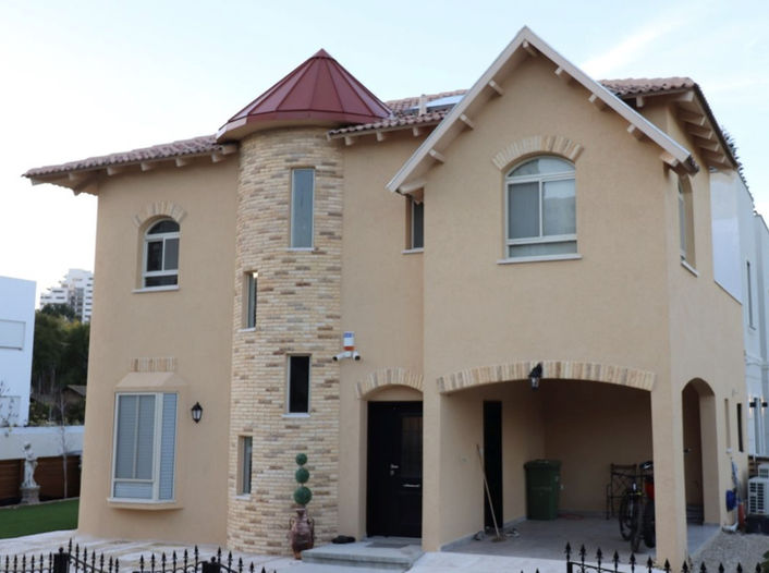 גג רעפים גושני בעיצוב אירופאי, מבט חזיתי של בית פרטי