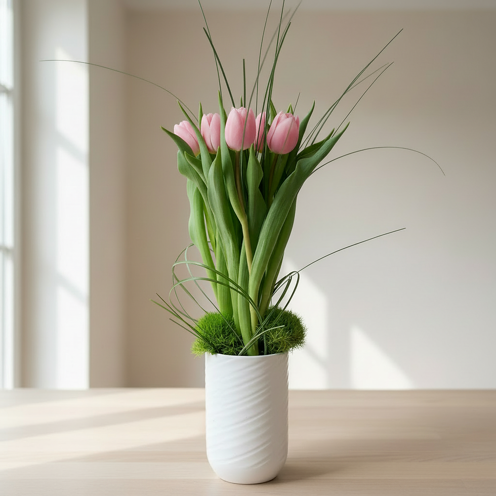 Composition de tulipes de saison rose en vase blanc, création florale élégante et naturelle