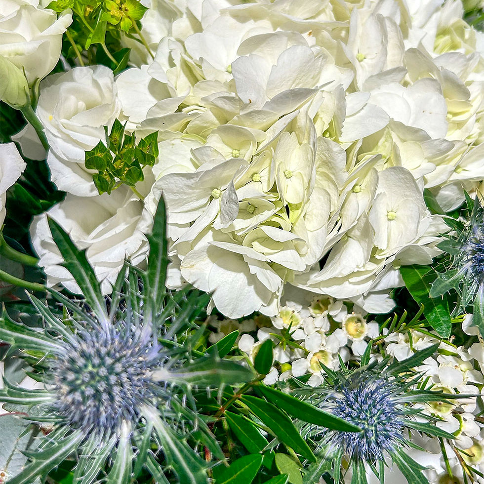 Bouquet Hortense Blanche avec hortensia, roses blanches et feuillage