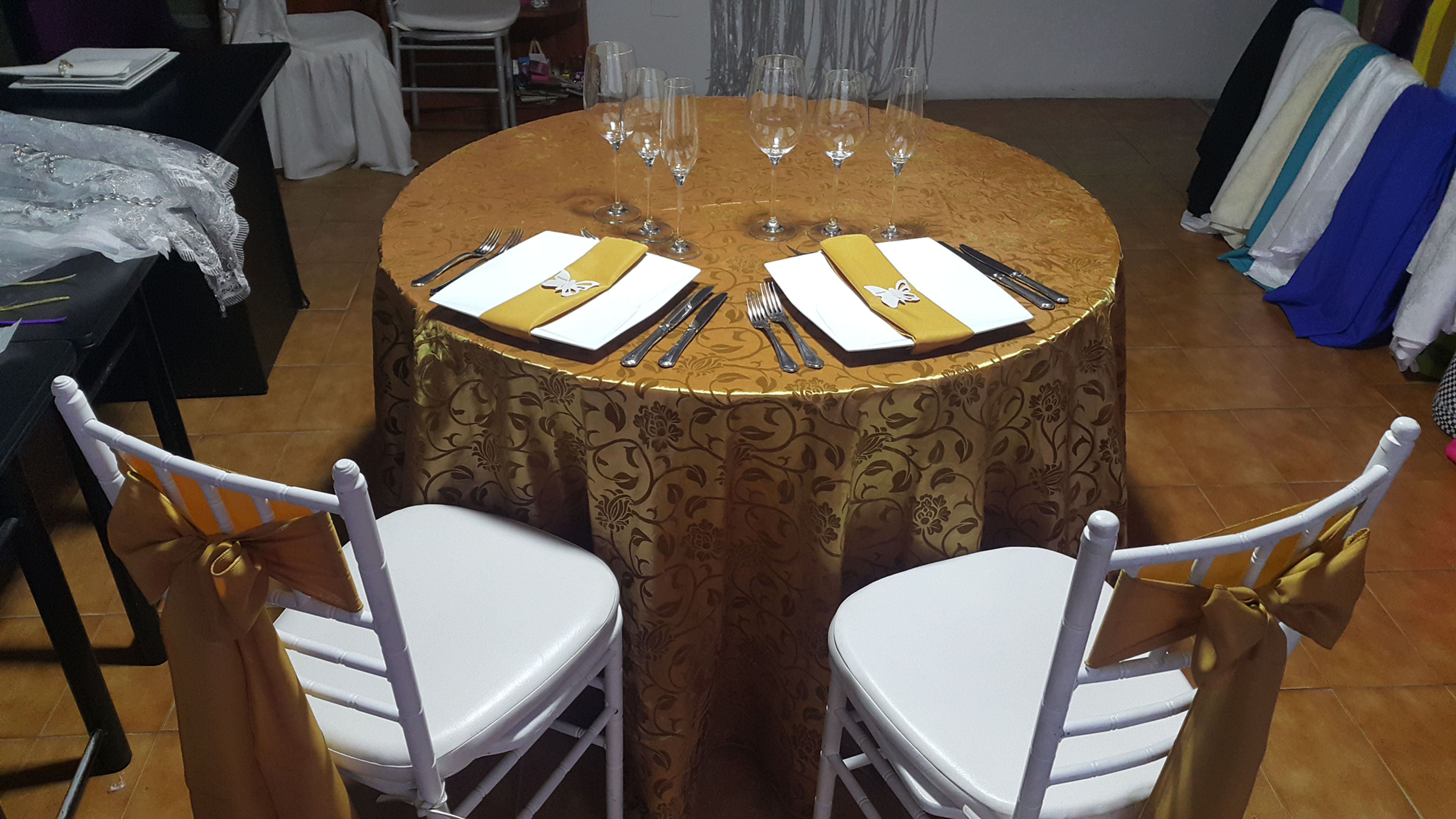 MANTEL AL PISO EN TAFETAN  con Terciopelo