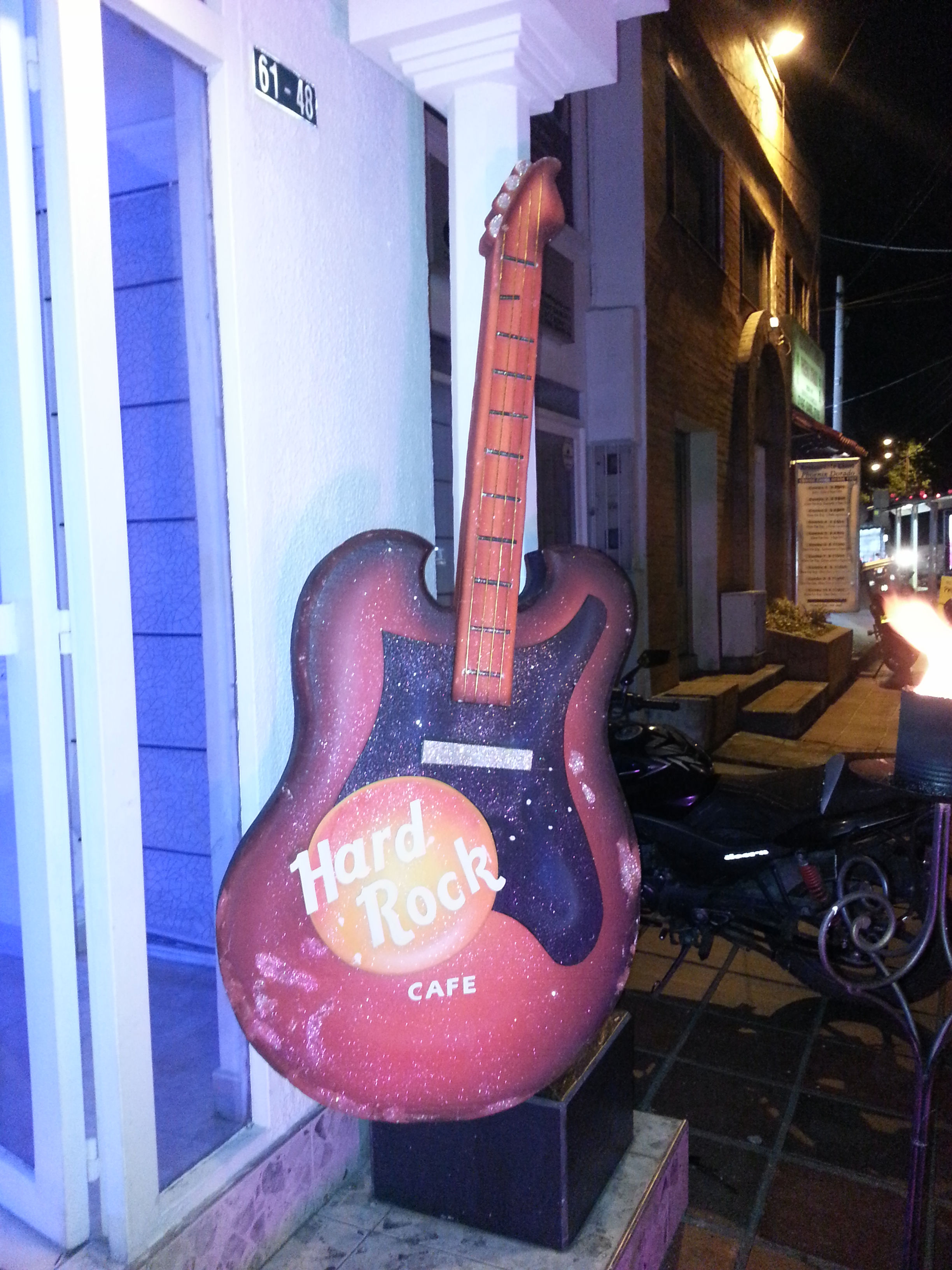 GUITARRA GRANDE HARD ROCK CAFE