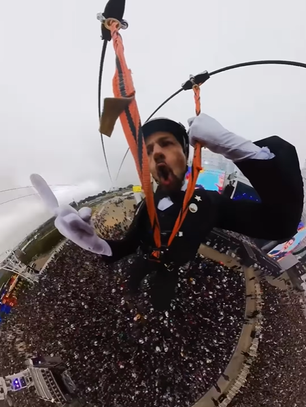 Cuidado pelos ares: Alfredo desce tirolesa em ação de Neve no The Town 2025