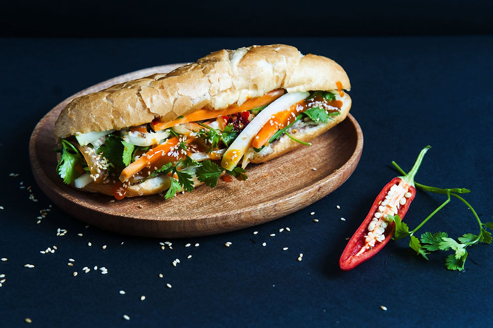 Bánh mì au poulet grillé au curry thai, légumes croquants, coriandre fraîche et sauce pimentée – street food version Tim’s Kitchen