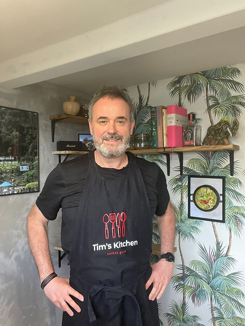 Tim, fondateur de Tim’s Kitchen, dans sa cuisine repensée – un espace chaleureux où naisse