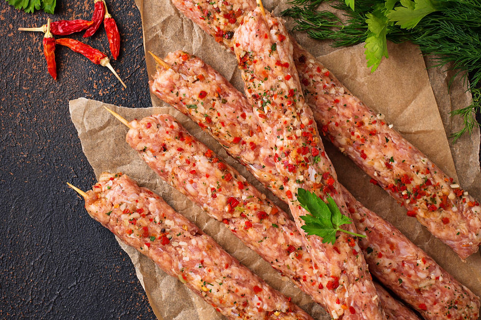 Brochettes de saucisses thaï sans boyaux, préparées avec pâte de curry thai rouge, ail, herbes fraîches et piments – recette maison facile Tim’s Kitchen